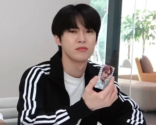 🙁 Стикер «Doyoung» для Telegram