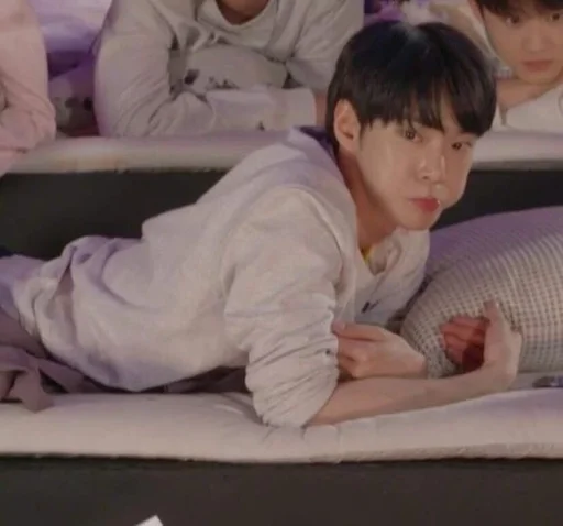 🫤 Стикер «Doyoung» для Telegram