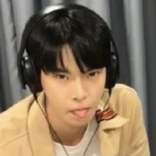 😛 Стикер «Doyoung» для Telegram