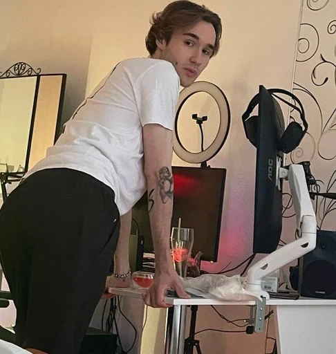 🍑 Стикер «twitchcouples» для Telegram