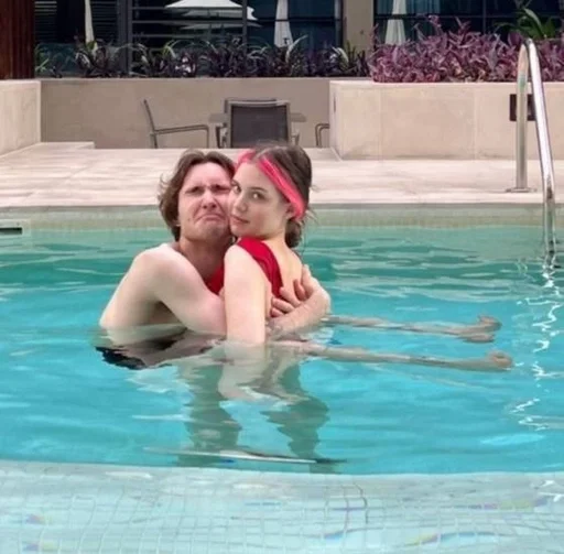 🤱 Стикер «twitchcouples» для Telegram