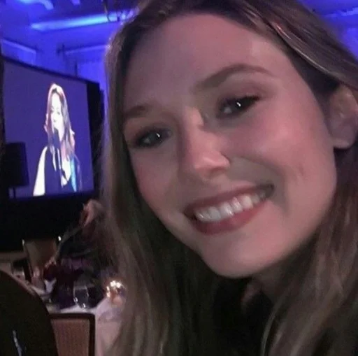 😊 Стикер «Elizabeth Olsen» для Telegram