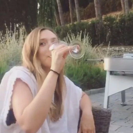 🍷 Стикер «Elizabeth Olsen» для Telegram
