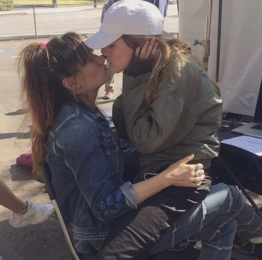 👩‍❤️‍💋‍👩 Стикер «Elizabeth Olsen» для Telegram