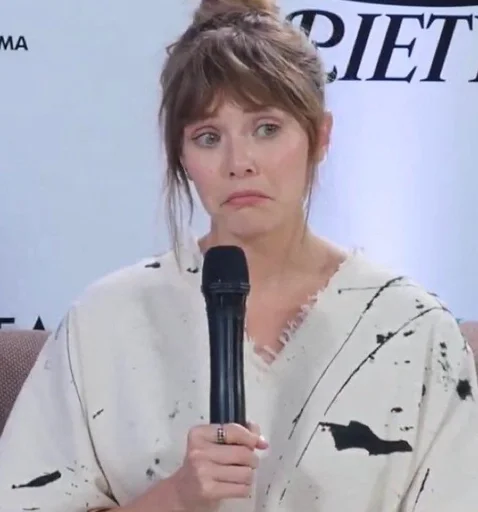 😧 Стикер «Elizabeth Olsen» для Telegram