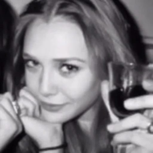 🍷 Стикер «Elizabeth Olsen» для Telegram