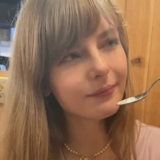 😋 Стикер «Ella Freya» для Telegram