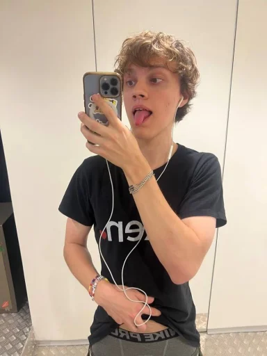 🤩 Стикер «elyaplugg» для Telegram