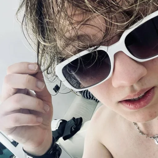 🤩 Стикер «elyaplugg» для Telegram