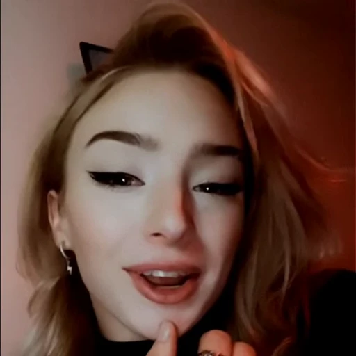 🤩 Стикер «Эмбер Гленн» для Telegram