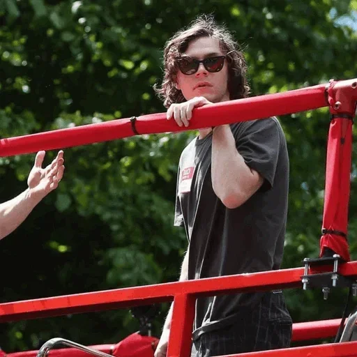 😐 Стикер «Evan Peters» для Telegram