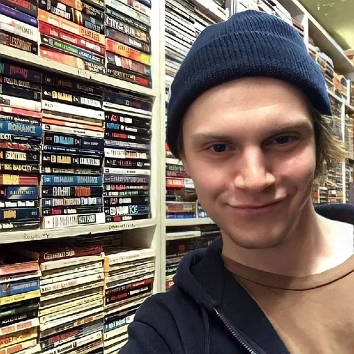 🍼 Стикер «Эван Питерс» для Telegram
