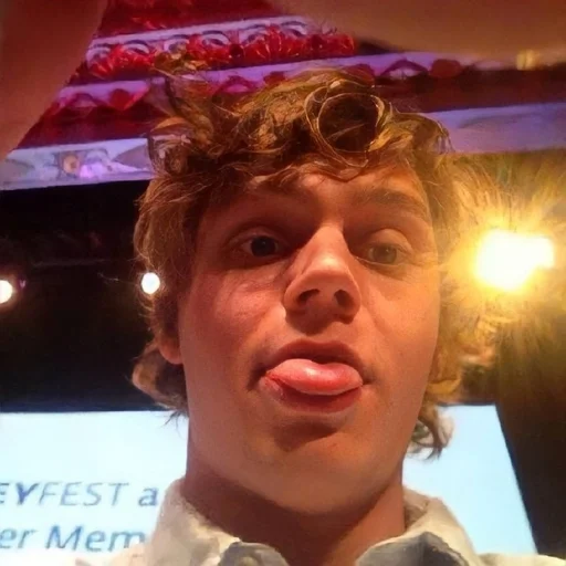 🍼 Стикер «Эван Питерс» для Telegram