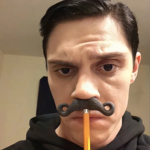 🍼 Стикер «Эван Питерс» для Telegram