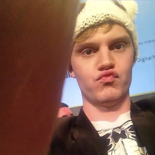 🍼 Стикер «Эван Питерс» для Telegram