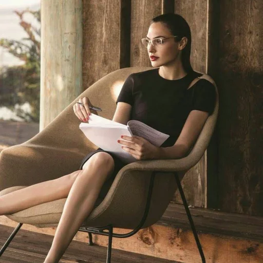 😔 Стикер «Gal Gadot» для Telegram