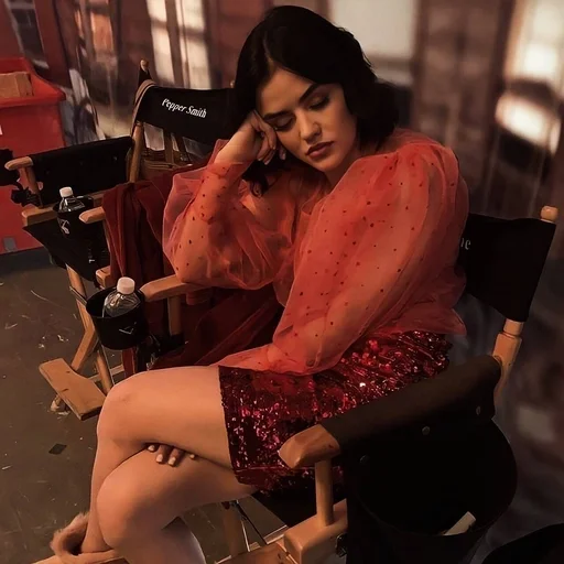🌷 Стикер «Lucy Hale» для Telegram