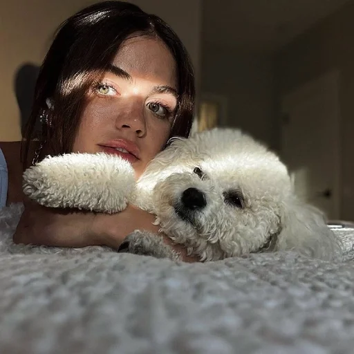 🌷 Стикер «Lucy Hale» для Telegram