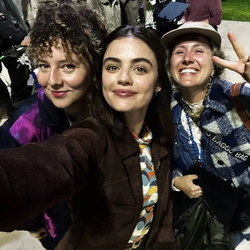 🌷 Стикер «Lucy Hale» для Telegram
