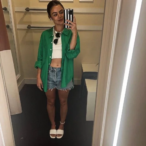 🌷 Стикер «Lucy Hale» для Telegram