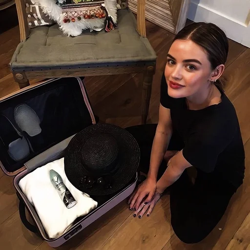 🌷 Стикер «Lucy Hale» для Telegram