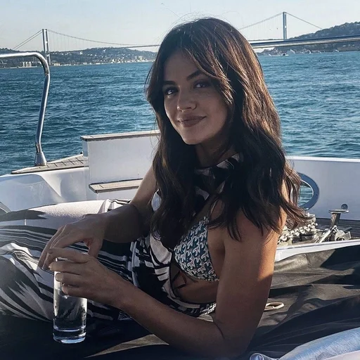 🌷 Стикер «Lucy Hale» для Telegram