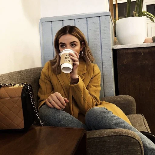 🌷 Стикер «Lucy Hale» для Telegram