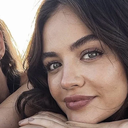🌷 Стикер «Lucy Hale» для Telegram