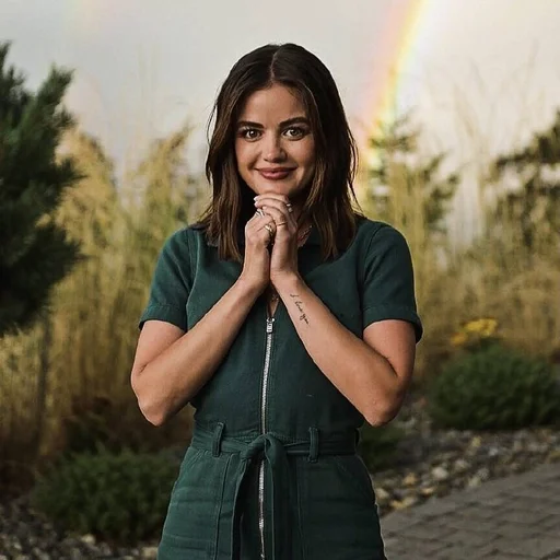 🌷 Стикер «Lucy Hale» для Telegram