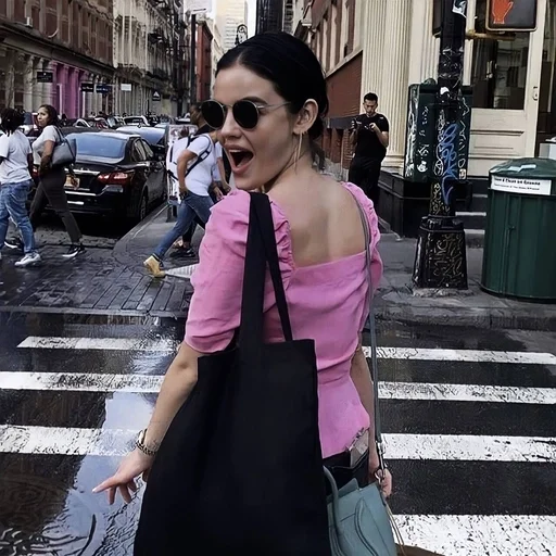 🌷 Стикер «Lucy Hale» для Telegram