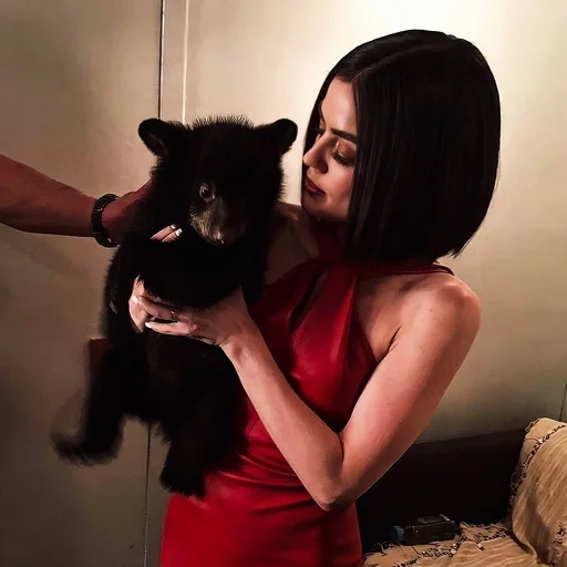 🌷 Стикер «Lucy Hale» для Telegram