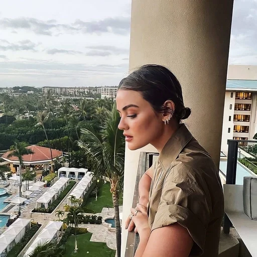 🌷 Стикер «Lucy Hale» для Telegram