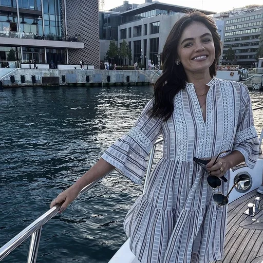 🌷 Стикер «Lucy Hale» для Telegram