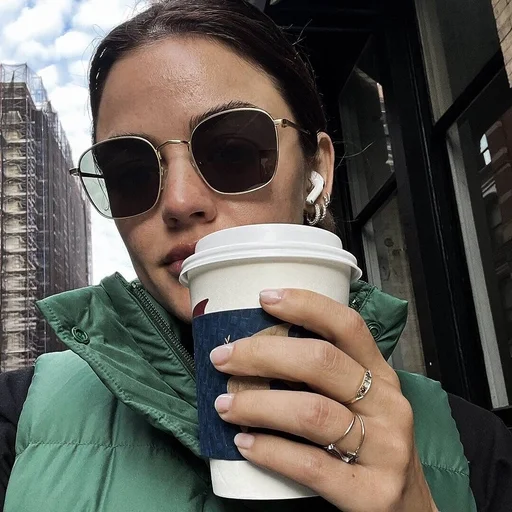 🌷 Стикер «Lucy Hale» для Telegram