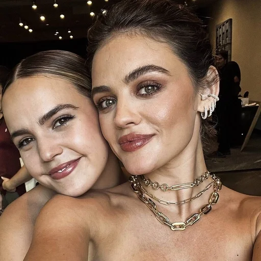🌷 Стикер «Lucy Hale» для Telegram