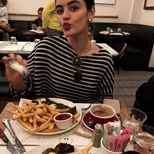 🌷 Стикер «Lucy Hale» для Telegram