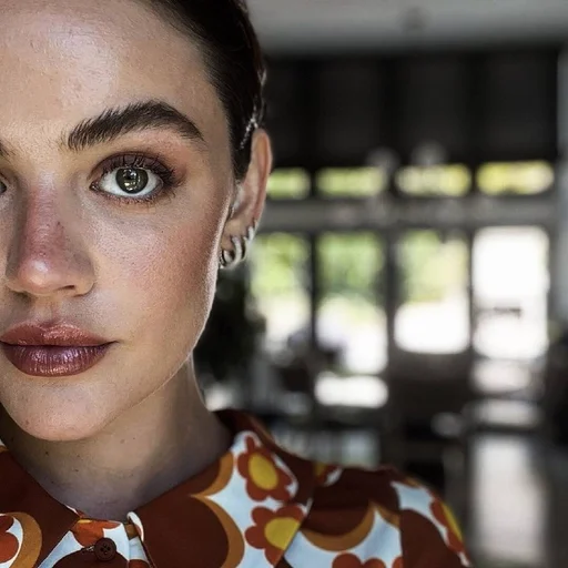 🌷 Стикер «Lucy Hale» для Telegram