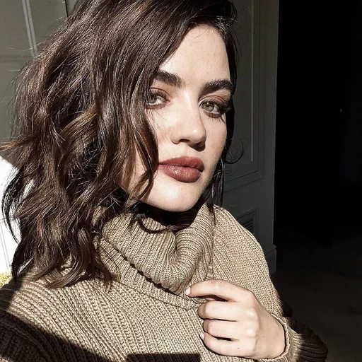 🌷 Стикер «Lucy Hale» для Telegram