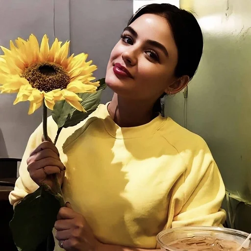 🌷 Стикер «Lucy Hale» для Telegram
