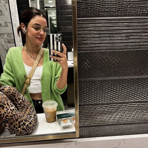🌷 Стикер «Lucy Hale» для Telegram