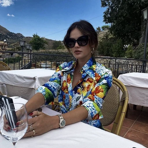 🌷 Стикер «Lucy Hale» для Telegram