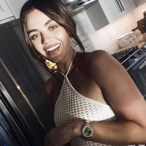 🌷 Стикер «Lucy Hale» для Telegram