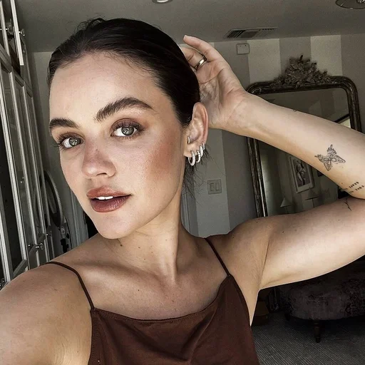 🌷 Стикер «Lucy Hale» для Telegram