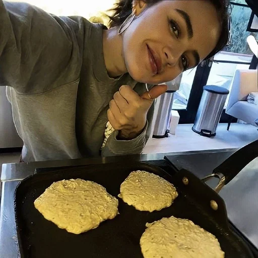🌷 Стикер «Lucy Hale» для Telegram