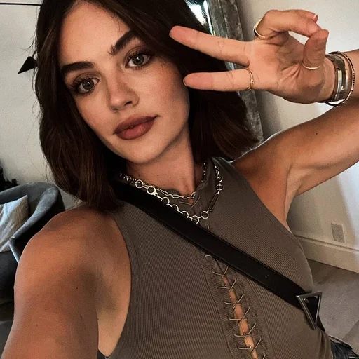 🌷 Стикер «Lucy Hale» для Telegram