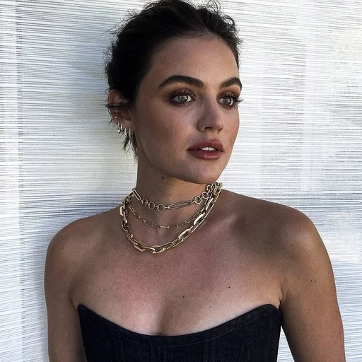 🌷 Стикер «Lucy Hale» для Telegram