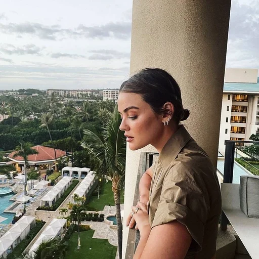 🌷 Стикер «Lucy Hale» для Telegram