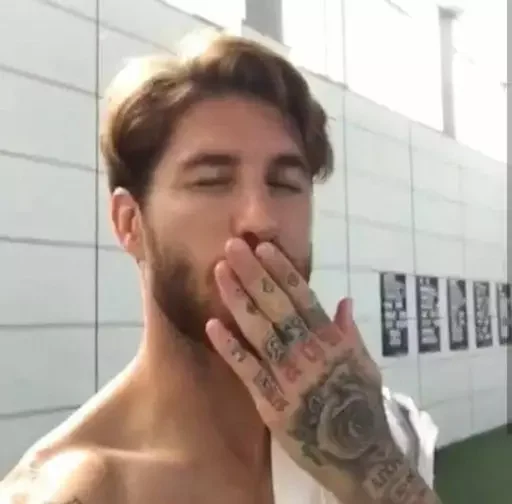 😘 Стикер «футбольчик» для Telegram