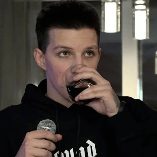 🥃 Стикер «что-то между 89 и фрик» для Telegram