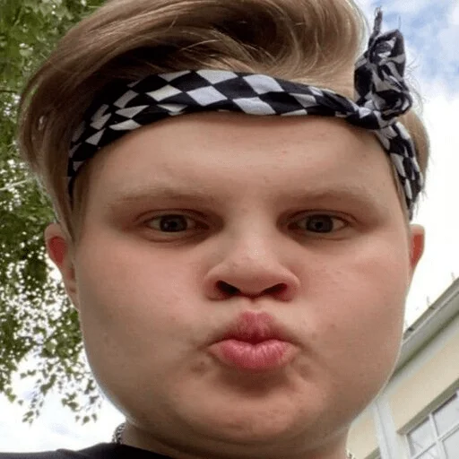 💋 Стикер «что-то между 89 и фрик» для Telegram